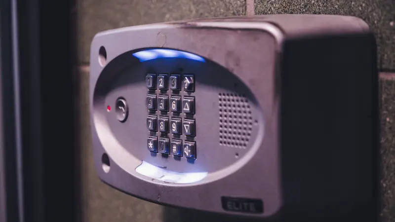 Clavier d'alarme numérique éclairé, fixé sur un mur