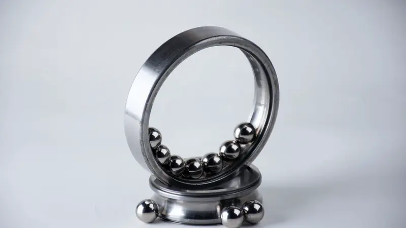 Roulement à billes en acier ouvert, billes visibles, posé sur une bague
